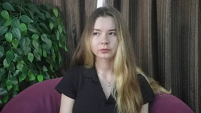 sweetie – webcam model profile photo Image 2