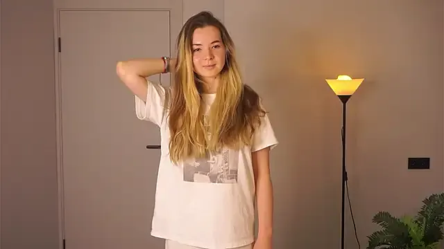 sweetie – webcam model profile photo Image 3