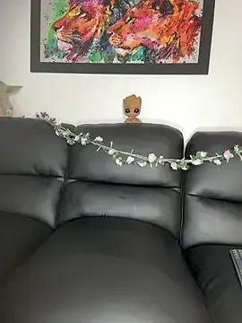 SquirtMommy – webcam model profile photo Image 3