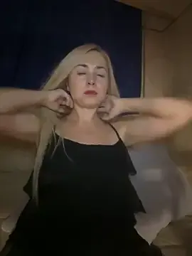LoraDevine – webcam model profile photo Image 2
