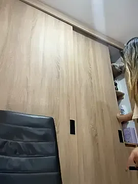 LanaBlondeBush – webcam model profile photo Image 9