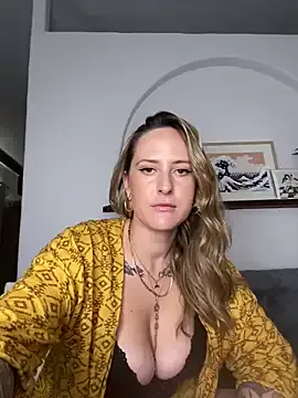 MartinaCroxx – webcam model profile photo Image 4