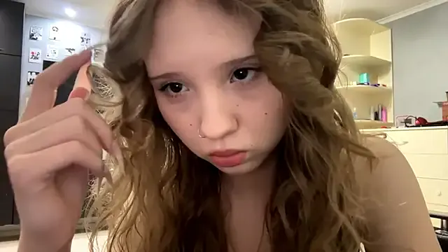 EmmaPink3 – webcam model profile photo Image 2