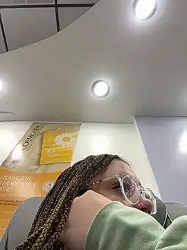 Haluley – webcam model profile photo Image 3