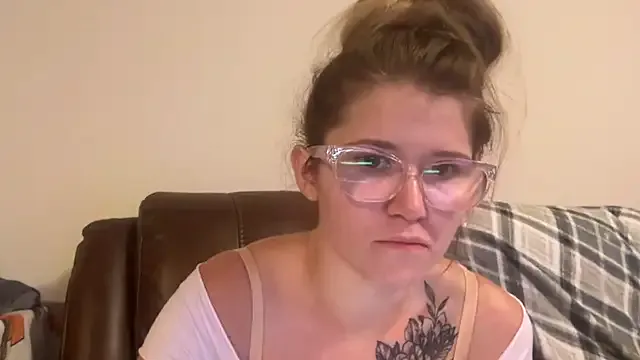 British_EmJess – webcam model profile photo Image 9