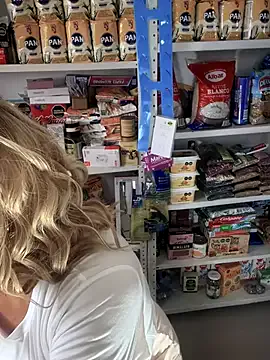 KiraNika – webcam model profile photo Image 7