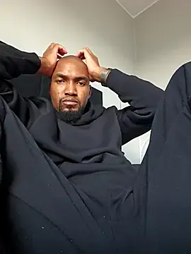 max04 – webcam model profile photo Image 4