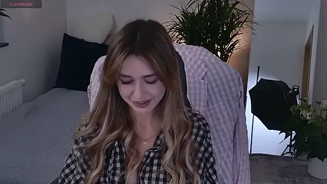 UKRaunchyRobyn – webcam model profile photo Image 3