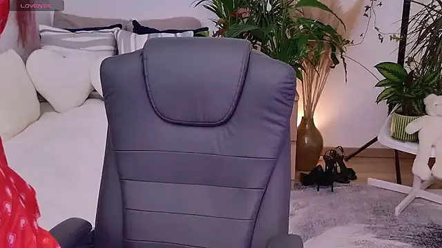 UKRaunchyRobyn – webcam model profile photo Image 9