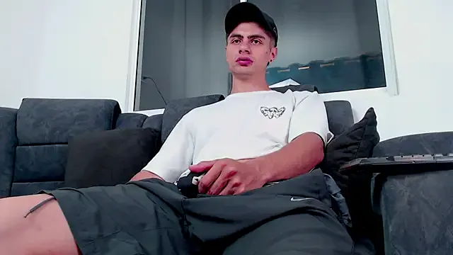 SheOnShe – webcam model profile photo Image 16