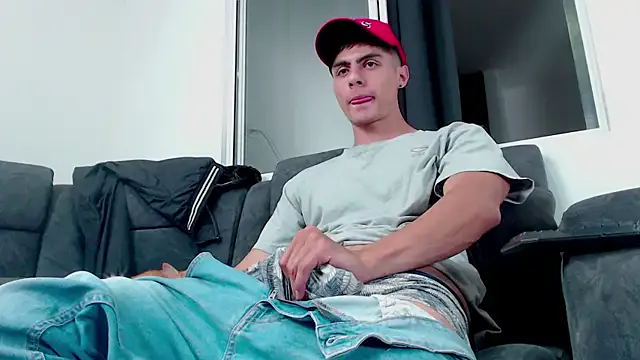 SheOnShe – webcam model profile photo Image 17