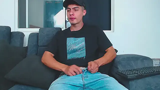 SheOnShe – webcam model profile photo Image 4