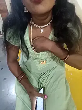 LoraDevine – webcam model profile photo Image 15