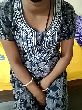 LoraDevine – webcam model profile photo Image 3