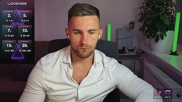 SashaVaughn – webcam model profile photo Image 6