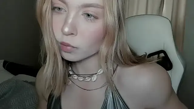 UKRaunchyRobyn – webcam model profile photo Image 14