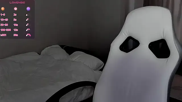 UKRaunchyRobyn – webcam model profile photo Image 6