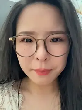 LoraDevine – webcam model profile photo Image 4